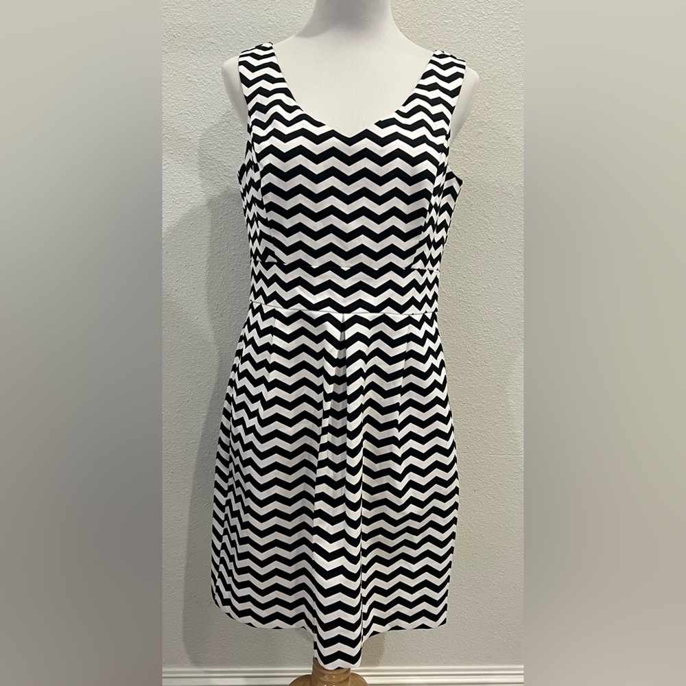 White House Black Market - WHBM - Women’s Chevron Dress Sz 12 Sleeveless Pleated